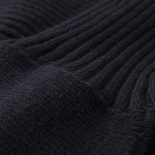 優(yōu)雅隨行，舒適恒久 佐丹奴經(jīng)典黑色開襟針織衫的日常美學